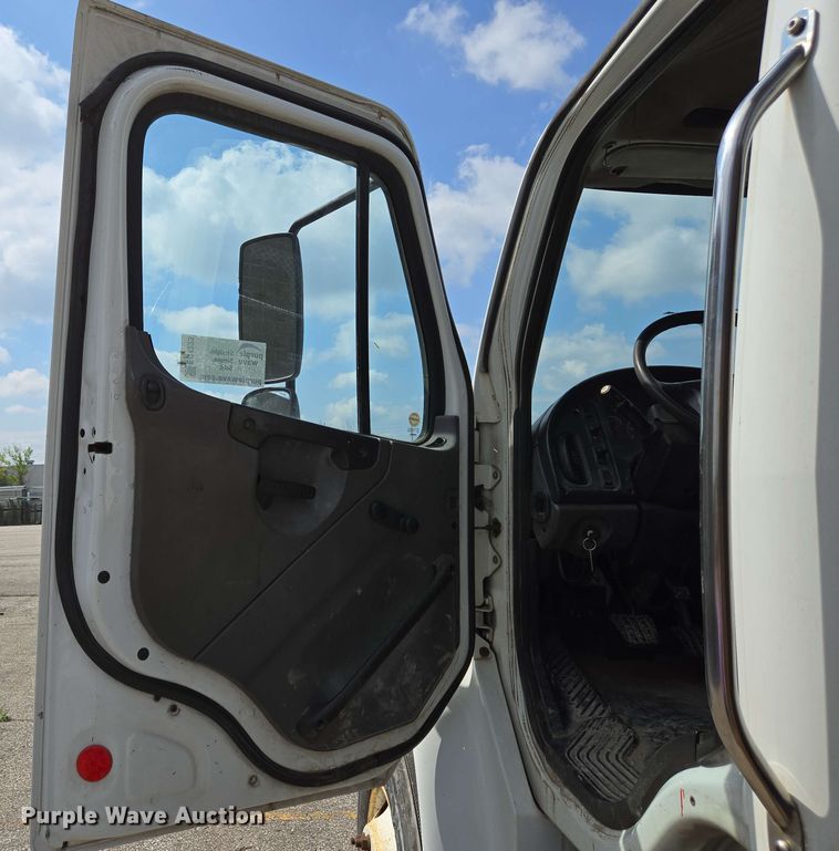 image for item EC4223 2011 Freightliner M2 flatbed truck