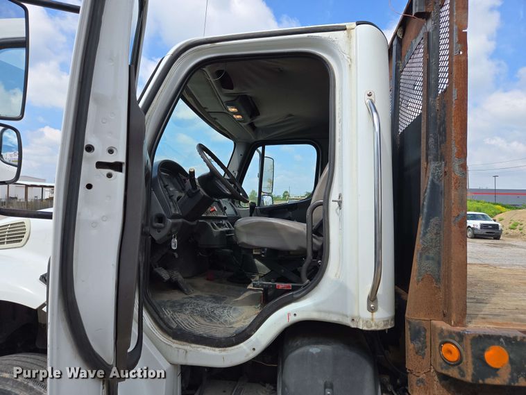 image for item EC4223 2011 Freightliner M2 flatbed truck