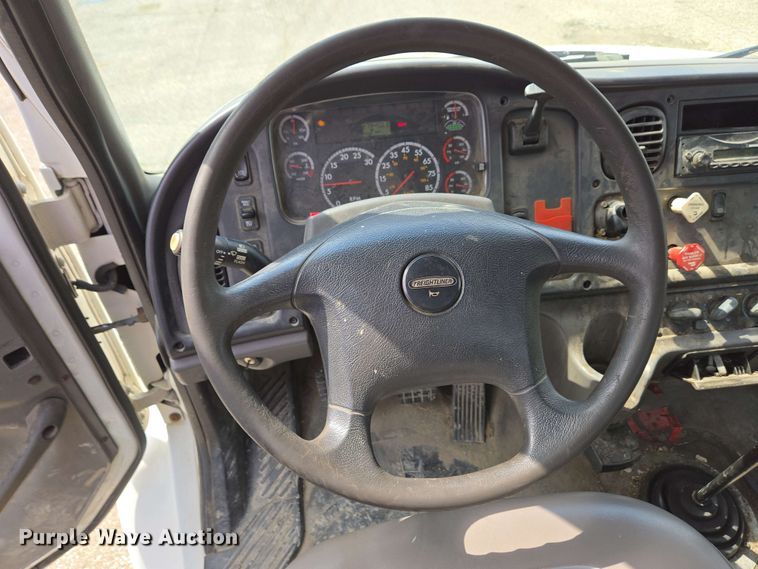 image for item EC4223 2011 Freightliner M2 flatbed truck