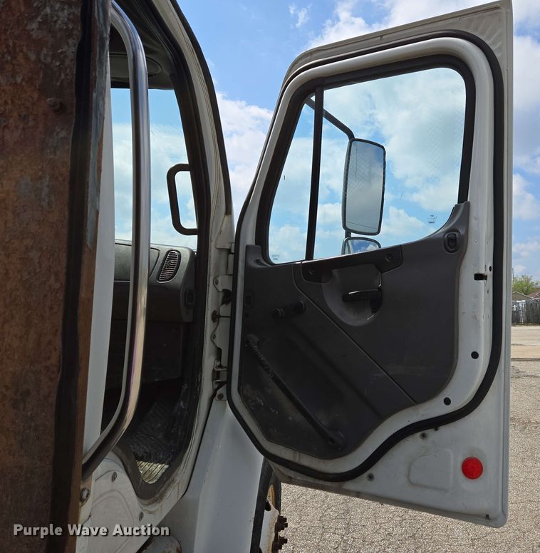 image for item EC4223 2011 Freightliner M2 flatbed truck