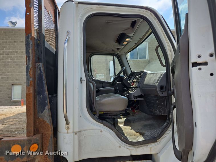 image for item EC4223 2011 Freightliner M2 flatbed truck