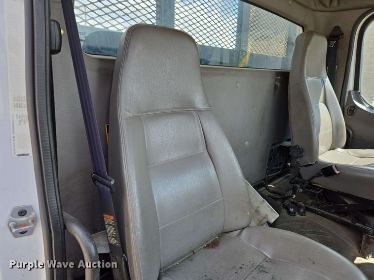 image for item EC4223 2011 Freightliner M2 flatbed truck