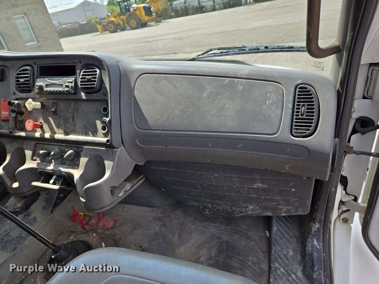 image for item EC4223 2011 Freightliner M2 flatbed truck