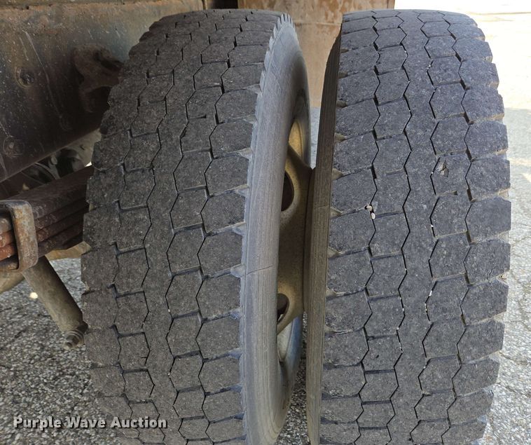 image for item EC4223 2011 Freightliner M2 flatbed truck