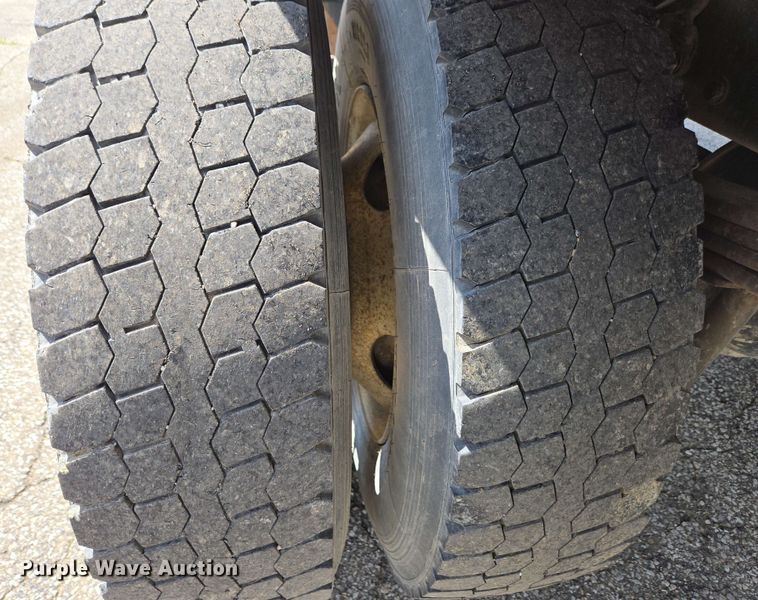 image for item EC4223 2011 Freightliner M2 flatbed truck