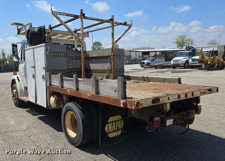 image for item EC4224 2002 Freightliner FL60 flatbed truck