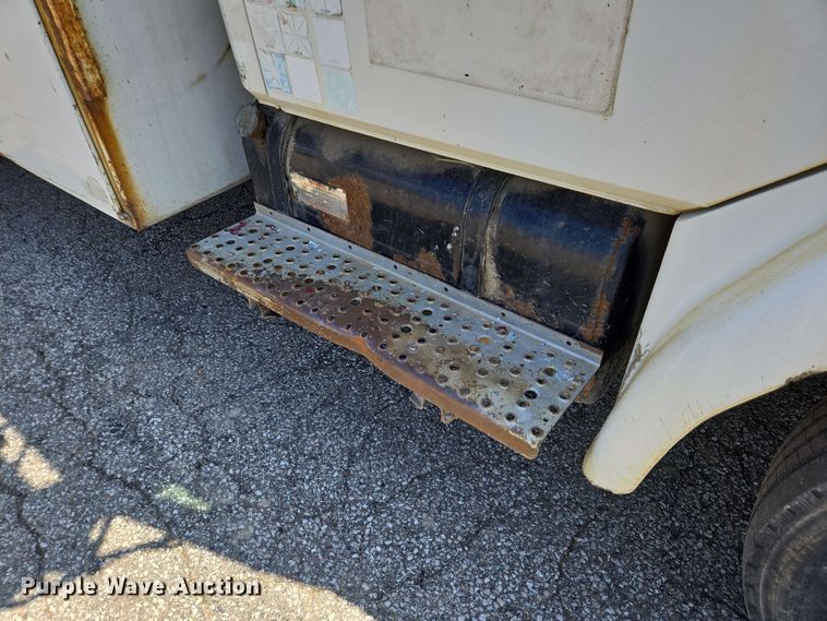 image for item EC4224 2002 Freightliner FL60 flatbed truck