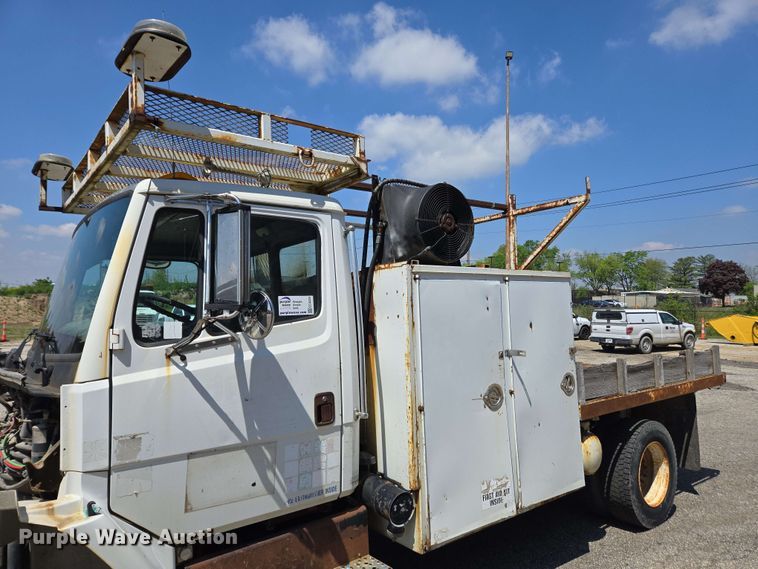 image for item EC4224 2002 Freightliner FL60 flatbed truck