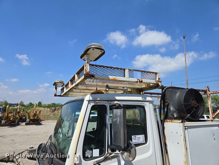 image for item EC4224 2002 Freightliner FL60 flatbed truck