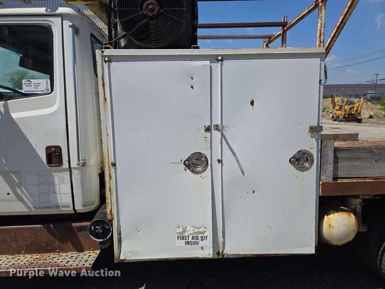 image for item EC4224 2002 Freightliner FL60 flatbed truck