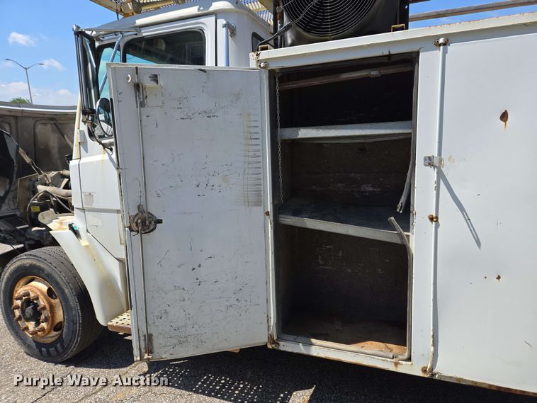 image for item EC4224 2002 Freightliner FL60 flatbed truck