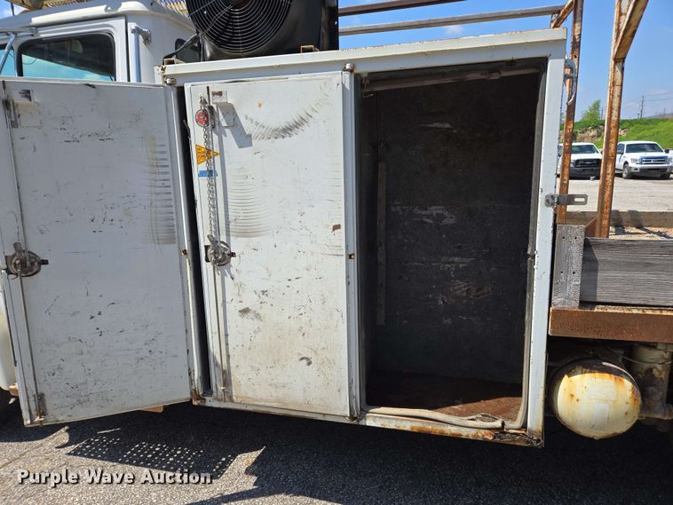 image for item EC4224 2002 Freightliner FL60 flatbed truck