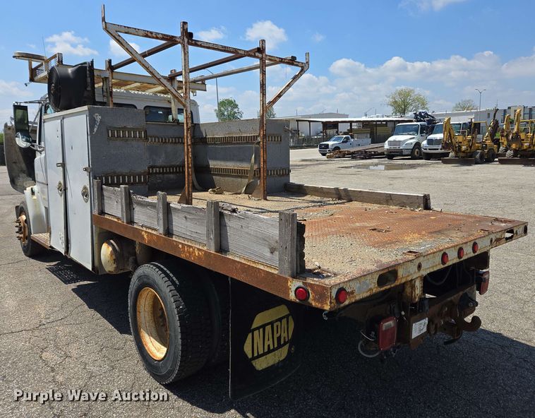 image for item EC4224 2002 Freightliner FL60 flatbed truck