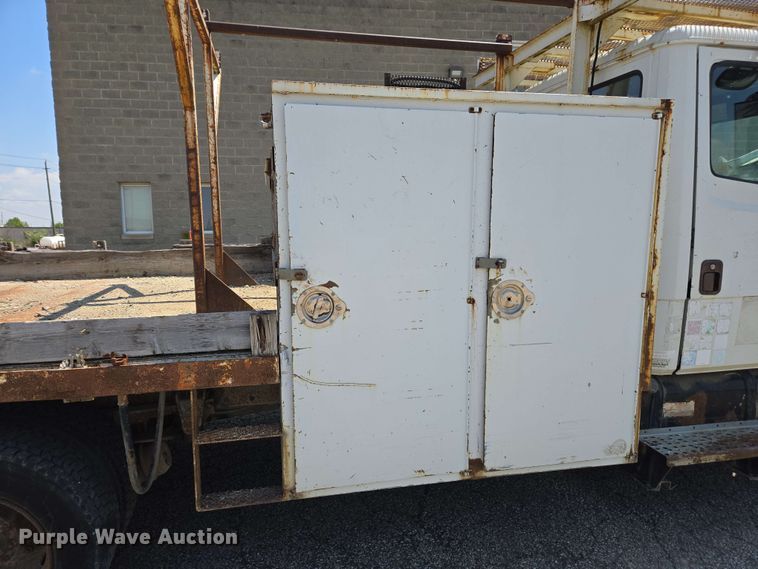 image for item EC4224 2002 Freightliner FL60 flatbed truck