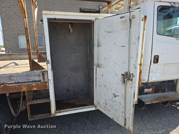 image for item EC4224 2002 Freightliner FL60 flatbed truck