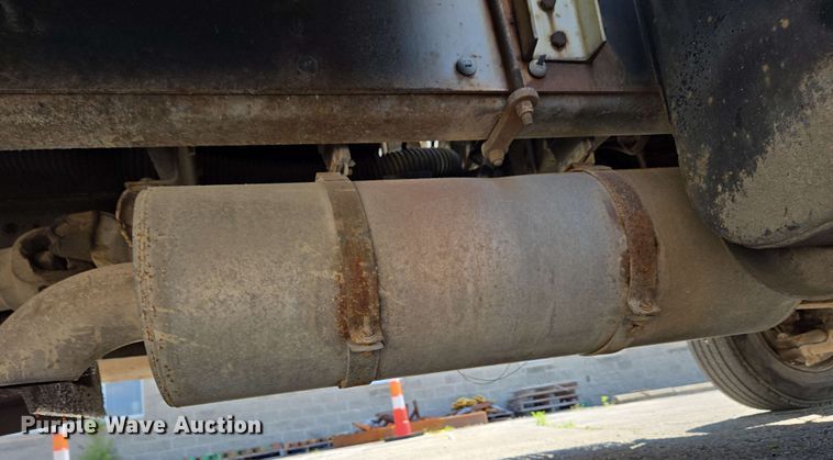 image for item EC4224 2002 Freightliner FL60 flatbed truck