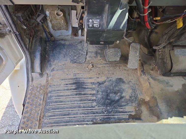 image for item EC4224 2002 Freightliner FL60 flatbed truck