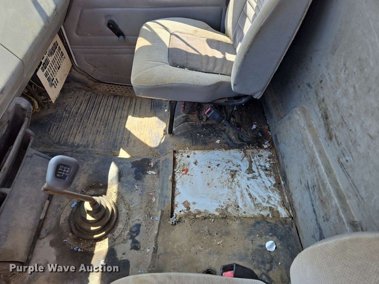 image for item EC4224 2002 Freightliner FL60 flatbed truck