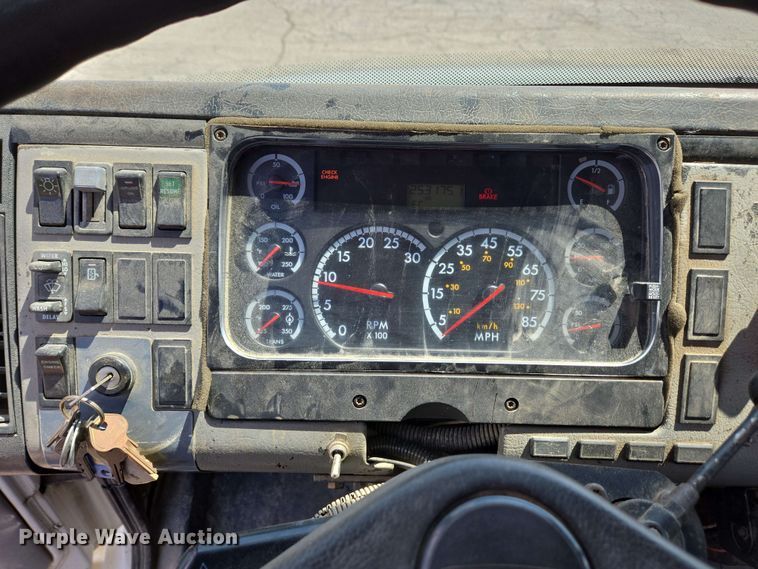 image for item EC4224 2002 Freightliner FL60 flatbed truck