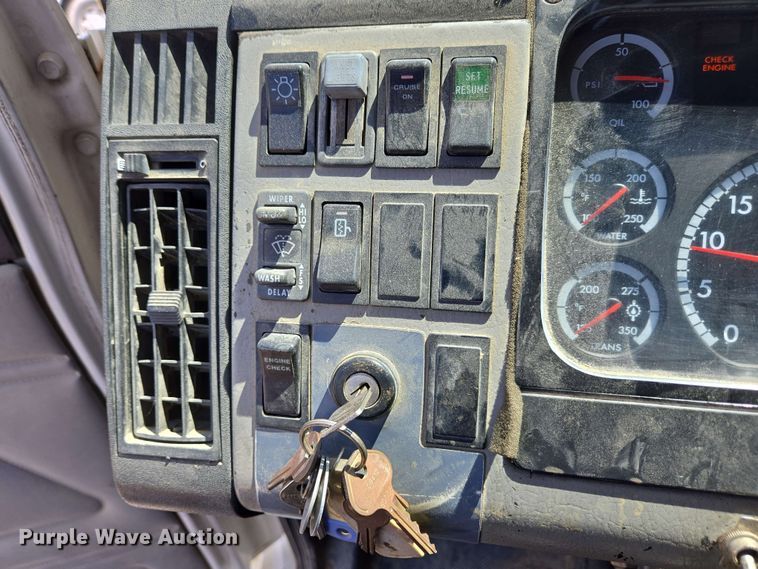 image for item EC4224 2002 Freightliner FL60 flatbed truck