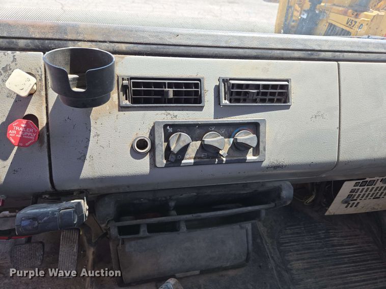 image for item EC4224 2002 Freightliner FL60 flatbed truck