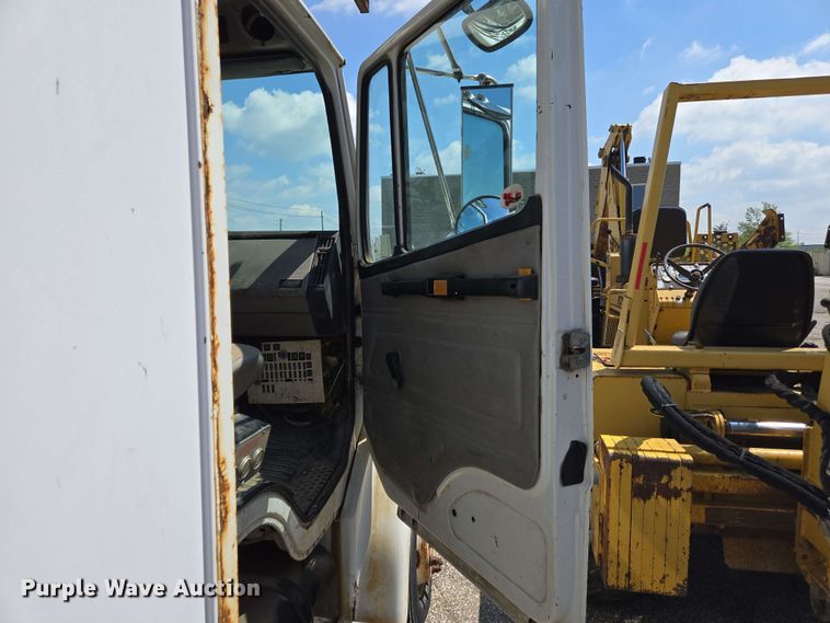 image for item EC4224 2002 Freightliner FL60 flatbed truck