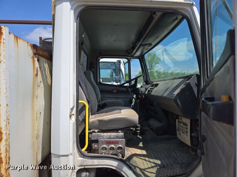 image for item EC4224 2002 Freightliner FL60 flatbed truck