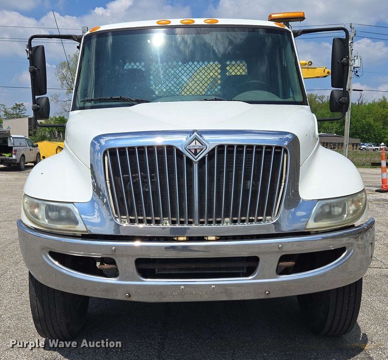 image for item EC4229 2006 International 4300 flatbed truck