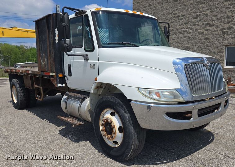 image for item EC4229 2006 International 4300 flatbed truck