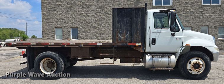 image for item EC4229 2006 International 4300 flatbed truck