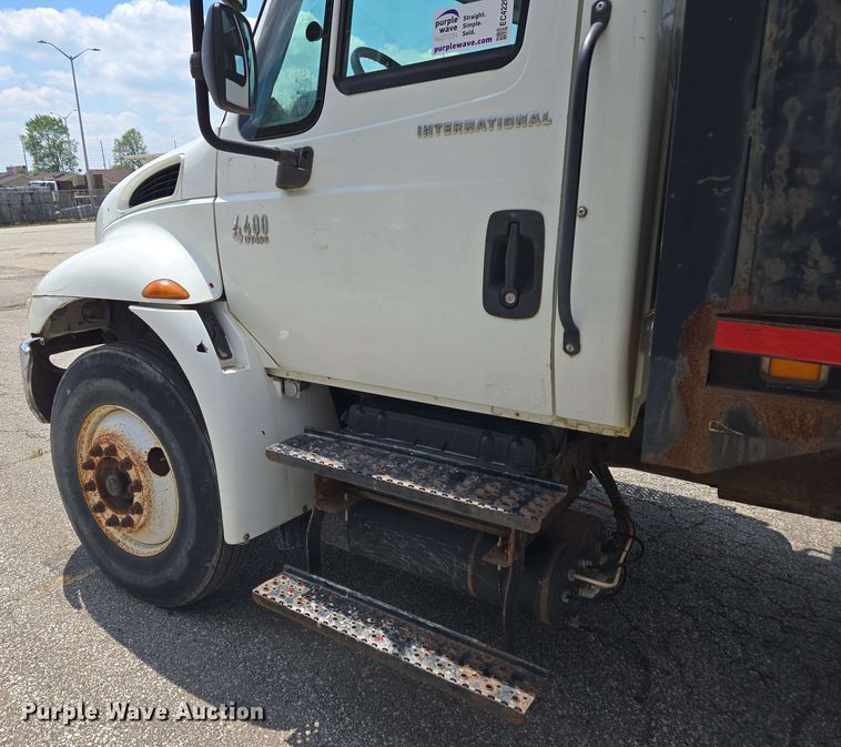 image for item EC4229 2006 International 4300 flatbed truck