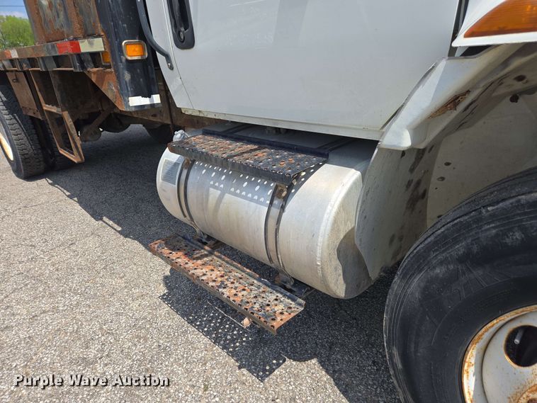 image for item EC4229 2006 International 4300 flatbed truck