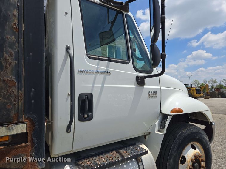 image for item EC4229 2006 International 4300 flatbed truck