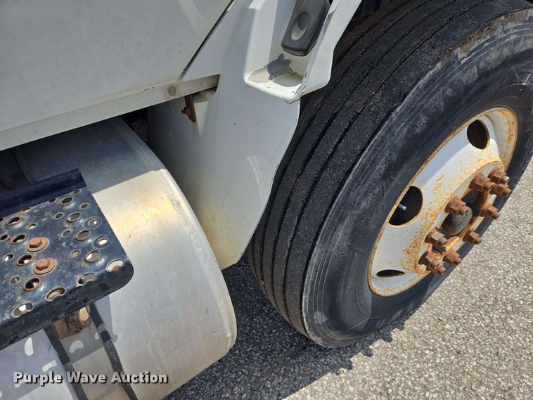 image for item EC4229 2006 International 4300 flatbed truck