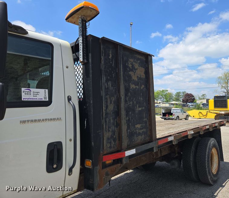 image for item EC4229 2006 International 4300 flatbed truck