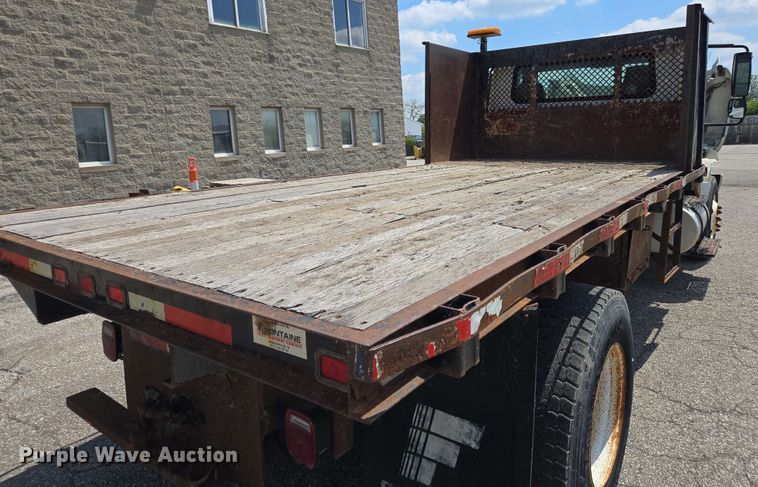 image for item EC4229 2006 International 4300 flatbed truck