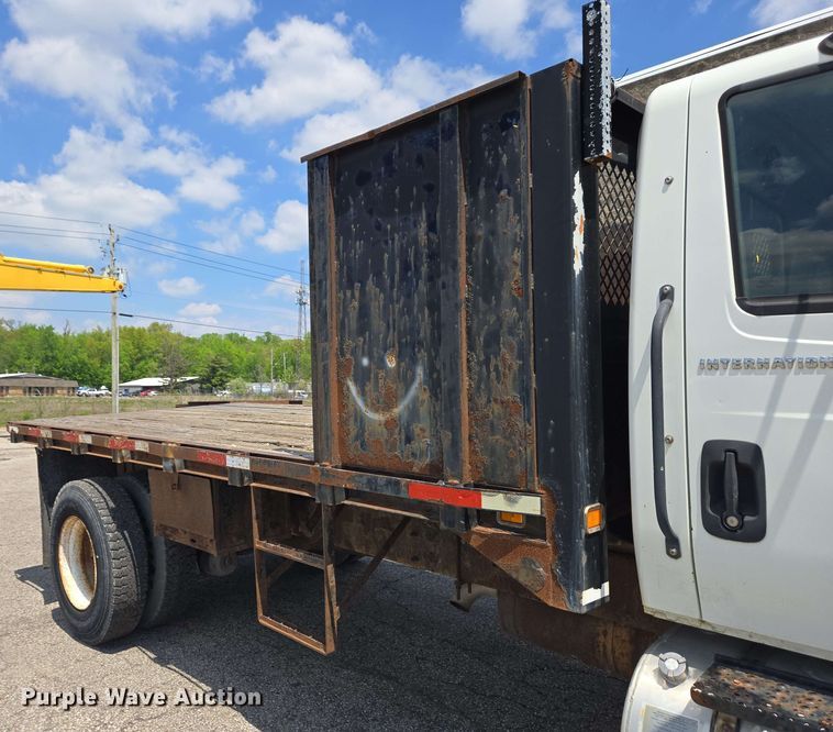 image for item EC4229 2006 International 4300 flatbed truck