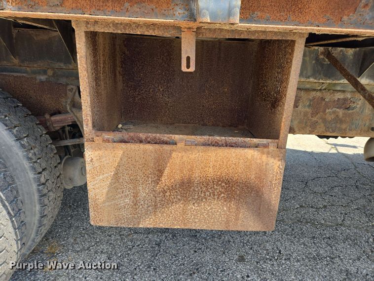 image for item EC4229 2006 International 4300 flatbed truck