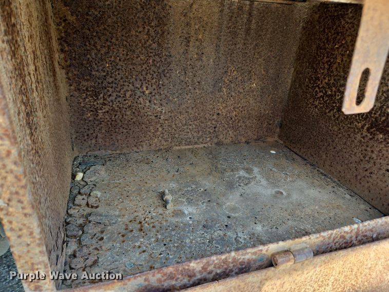 image for item EC4229 2006 International 4300 flatbed truck