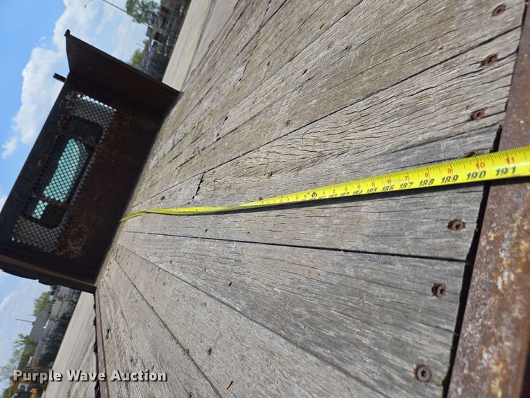 image for item EC4229 2006 International 4300 flatbed truck