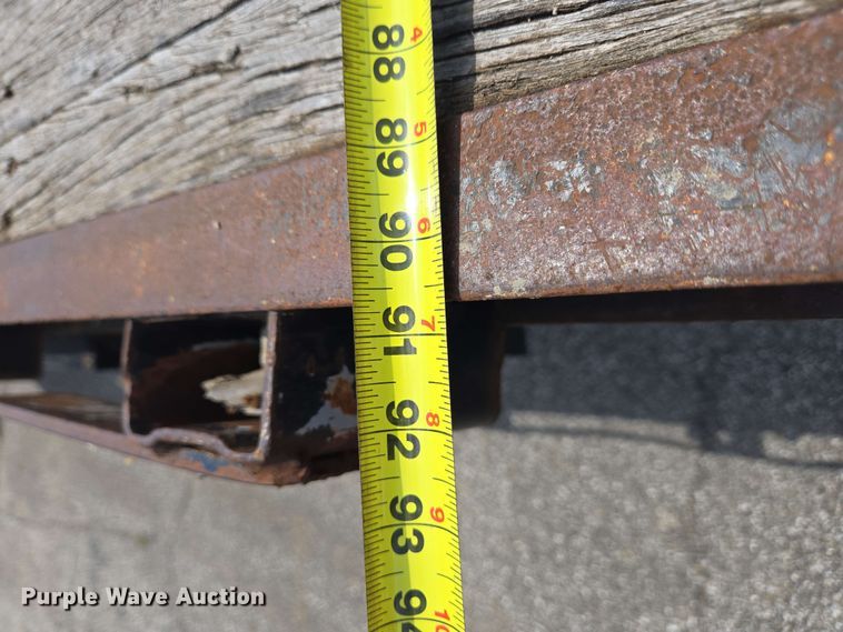 image for item EC4229 2006 International 4300 flatbed truck