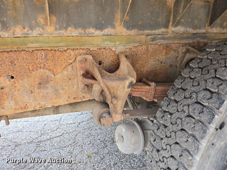 image for item EC4229 2006 International 4300 flatbed truck