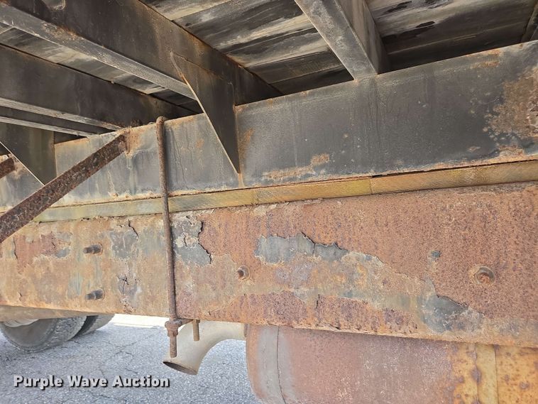 image for item EC4229 2006 International 4300 flatbed truck