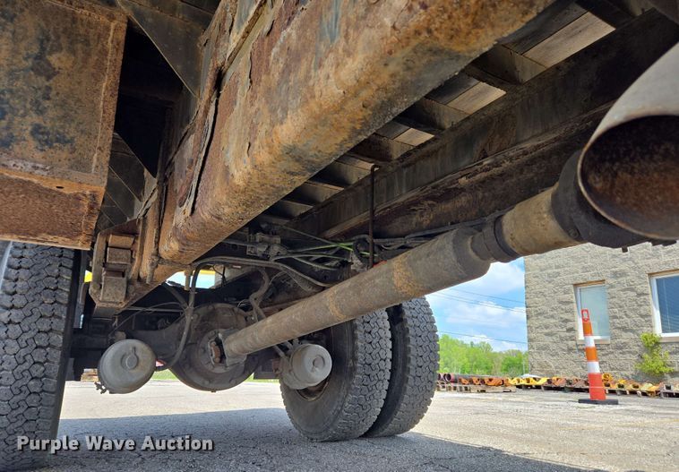 image for item EC4229 2006 International 4300 flatbed truck