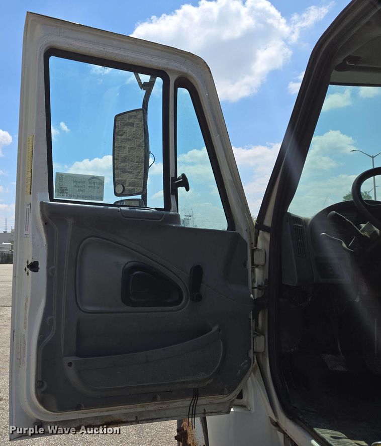 image for item EC4229 2006 International 4300 flatbed truck