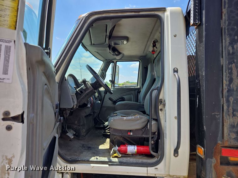 image for item EC4229 2006 International 4300 flatbed truck