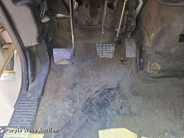 image for item EC4229 2006 International 4300 flatbed truck