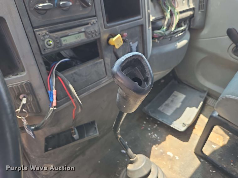 image for item EC4229 2006 International 4300 flatbed truck