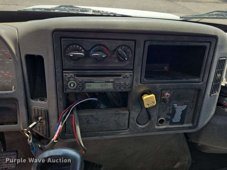 image for item EC4229 2006 International 4300 flatbed truck