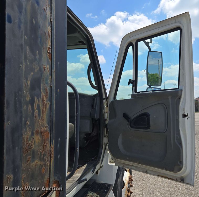 image for item EC4229 2006 International 4300 flatbed truck